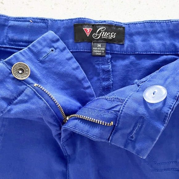 GUESS Women’s Cargo Shorts Size 26 Blue Casual Utility Pockets Low Rise - Picture 2 of 4